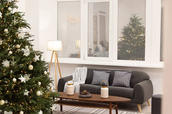 リビングルームで美しいクリスマスツリーと装飾 インテリアデザイン — ストック写真