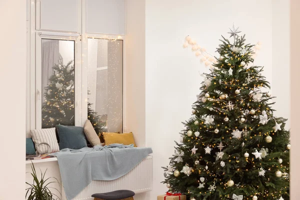 Όμορφο Χριστουγεννιάτικο Δέντρο Και Διακόσμηση Στο Δωμάτιο Εσωτερική Διαρρύθμιση — Φωτογραφία Αρχείου
