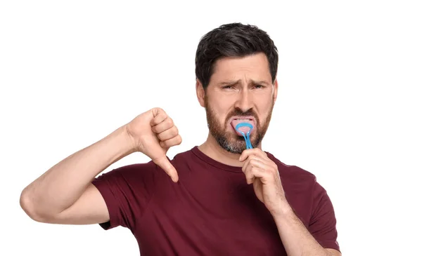 英俊的男人用清洁剂擦拭他的舌头 并在白色的背景上展示大拇指 — 图库照片