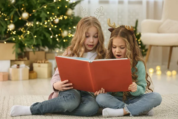 Милые Маленькие Девочки Читают Дома Книги Рождественская Атмосфера — стоковое фото