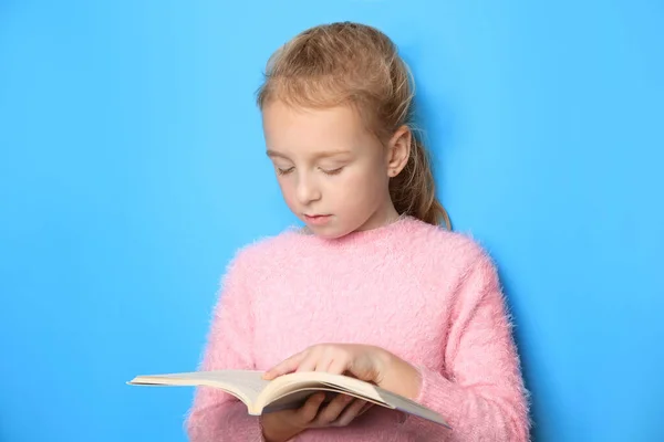 Kislány Olvasás Könyv Világoskék Háttér — Stock Fotó