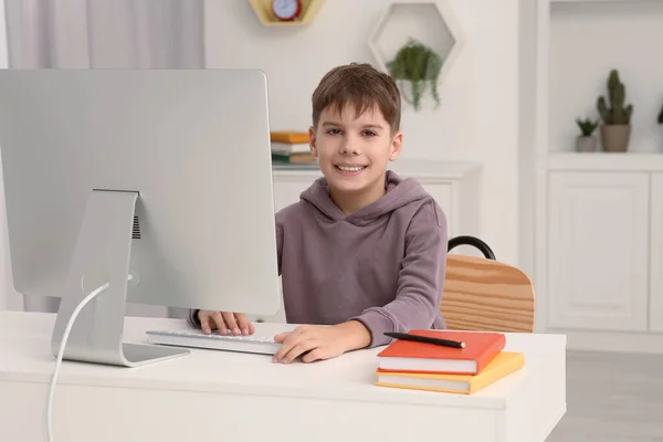 Rapaz Usar Computador Secretária Quarto Local Trabalho — Fotografia de Stock