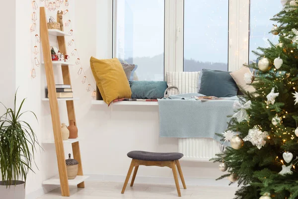 Odadaki Rahat Pencere Eşiğinde Noel Aksesuarları Olan Güzel Bir Raf — Stok fotoğraf
