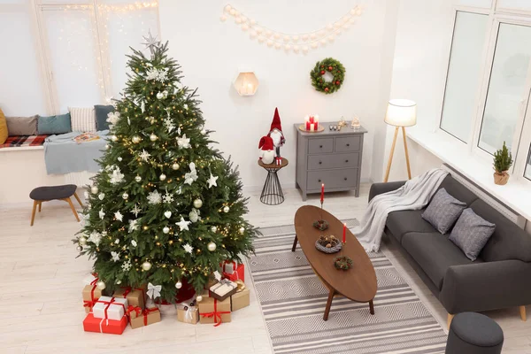 美しいクリスマスツリーと居心地の良い部屋でスタイリッシュな家具 上記のビュー インテリアデザイン — ストック写真