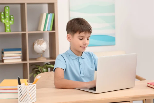 Хлопчик Використовує Ноутбук Столом Кімнаті Домашнє Робоче Місце — стокове фото