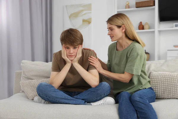 Мать Утешает Своего Расстроенного Сына Подростка Дома — стоковое фото