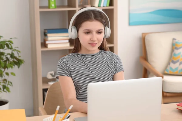Cute Girl Using Laptop Headphones Desk Room Home Workplace — Stock Photo, Image