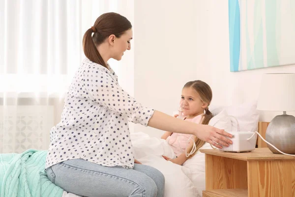 Mãe Ajudando Sua Filha Doente Com Inalação Nebulizador Quarto — Fotografia de Stock