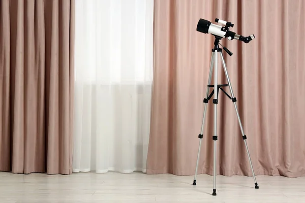 Moda Odasında Modern Teleskopu Olan Tripodlar Metin Için Boşluk — Stok fotoğraf