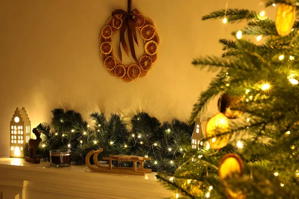 Krb Vánočním Příslušenstvím Dekorativním Věncem Blízkosti Jedle — Stock fotografie