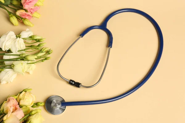 Stethoscope Eustoma Virágok Bézs Alapon Lapos Fektetés Boldog Orvosnapot — Stock Fotó