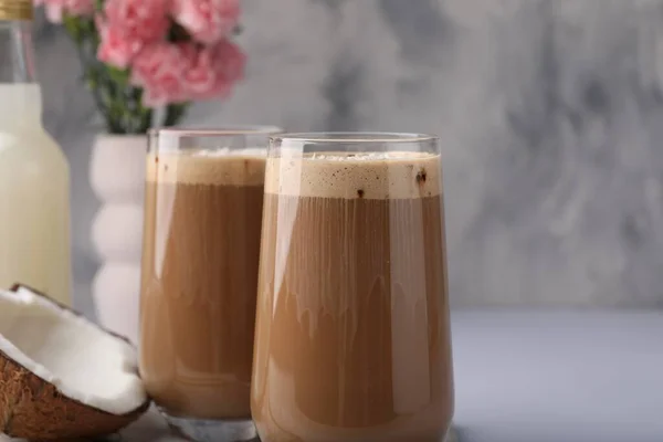 Köstlicher Kaffee Mit Kokossirup Auf Weißem Tisch Nahaufnahme — Stockfoto