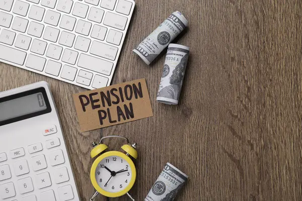 Kort Med Ord Pensionsplan Sedlar Miniräknare Och Väckarklocka Kontorsbord Trä — Stockfoto