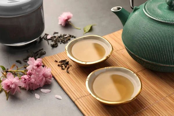Παραδοσιακή Τελετή Κούπες Από Τσάι Παρασκευασμένο Τσαγιέρα Και Λουλούδια Σακούρα — Φωτογραφία Αρχείου