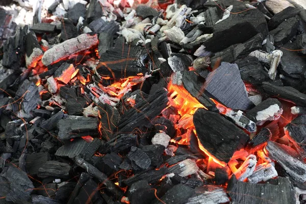 バックグラウンドとして多くの製錬石炭 クローズアップビュー — ストック写真