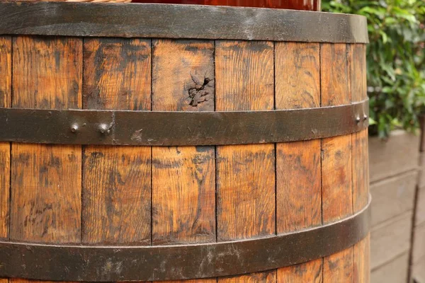 伝統的な木製の樽を屋外で閉じます ワイン造り — ストック写真