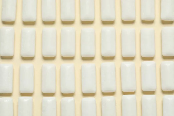 Lekkere Witte Kauwgom Beige Achtergrond Platte Lay — Stockfoto