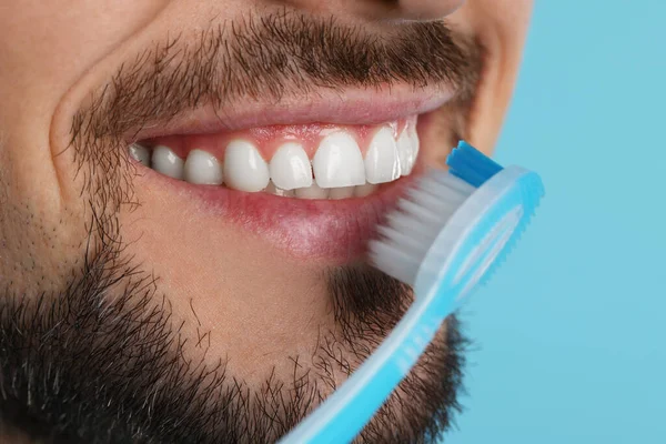 Человек Чистит Зубы Пластиковой Зубной Щеткой Светло Голубом Фоне Крупным Лицензионные Стоковые Изображения