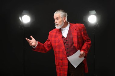 Senaryosu olan kıdemli aktör sahnede oynuyor.