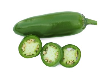 Tam ve kesim yeşil acı biber beyaz, üst manzara izole