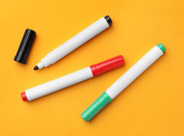 Turuncu arkaplanda parlak renk işaretleri, düz yatış