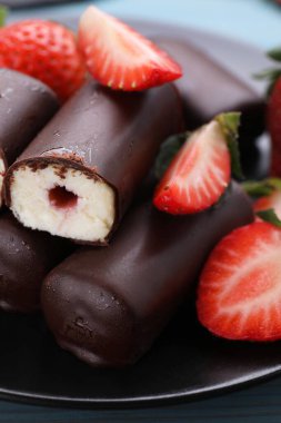 Lezzetli kremalı aperatifler taze çilekler, yakın plan.