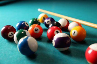 Pek çok renkli bilardo topu ve işaret yeşil masada, yakın plan