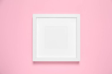 Pembe arka planda boş fotoğraf çerçevesi, üst manzara. Tasarım için boşluk