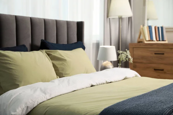 舒适的床 房间里有垫子和床上用品 别致的内饰 — 图库照片