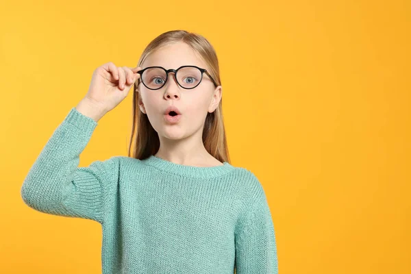 Retrato Chica Emocional Gafas Sobre Fondo Naranja Espacio Para Texto —  Fotos de Stock