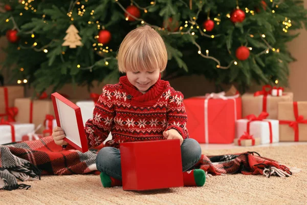 Petit Enfant Ouvrant Cadeau Noël Sur Sol Maison — Photo