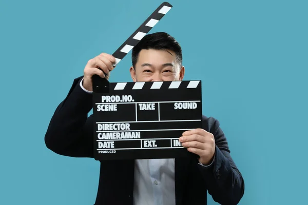 Feliz Actor Asiático Con Clapperboard Sobre Fondo Azul Claro Industria — Foto de Stock