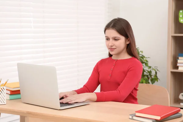Cute Girl Using Laptop Desk Room Home Workplace — Stock Photo, Image