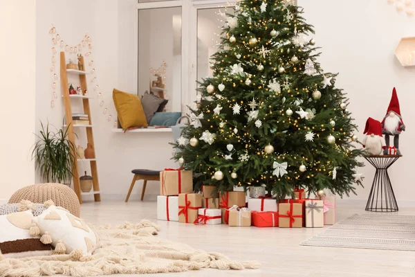 リビングルームの美しいクリスマスツリーとギフトボックス インテリアデザイン — ストック写真
