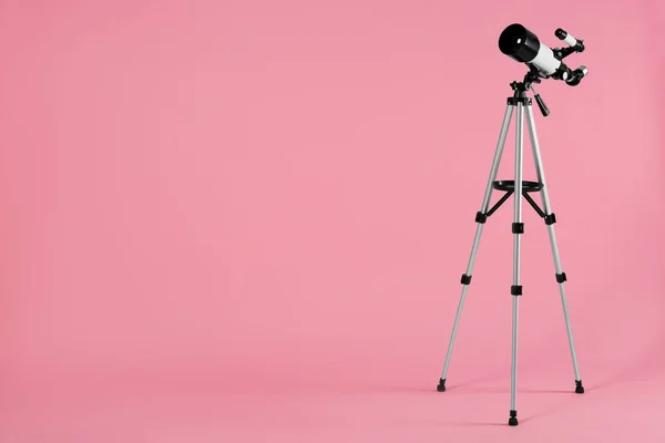 三脚架 带有现代望远镜 背景浅粉色 文字空间 — 图库照片
