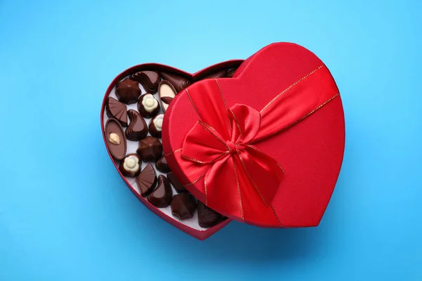 Caixa Forma Coração Com Deliciosos Doces Chocolate Fundo Azul Claro — Fotografia de Stock