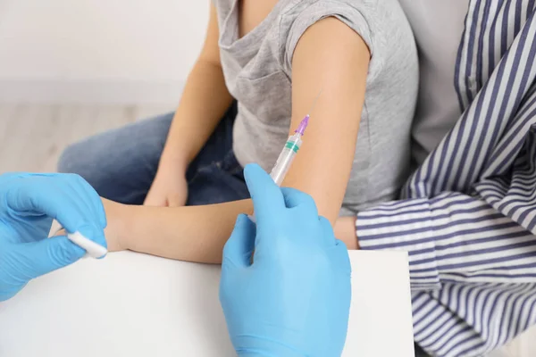 Vacinação Contra Hepatite Infantil Mãe Com Filha Clínica Médico Que — Fotografia de Stock
