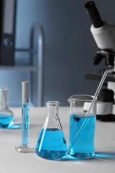 Diferentes Cristalería Laboratorio Con Líquido Azul Claro Mesa — Foto de Stock