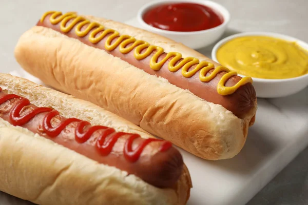 Čerstvé Lahodné Hot Dogy Omáčkou Stole Detailní Záběr — Stock fotografie