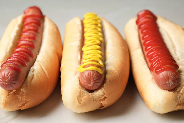 Verse Heerlijke Hotdogs Met Sauzen Tafel Close — Stockfoto