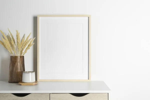 Üres Képkeret Csésze Váza Száraz Dekoratív Tüskékkel Fehér Asztalon Mockup — Stock Fotó