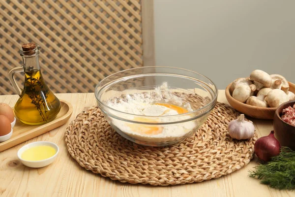 Μπολ Αλεύρι Αυγά Και Προϊόντα Ξύλινο Τραπέζι — Φωτογραφία Αρχείου