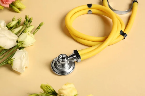 Stethoscope Eustoma Virágok Bézs Alapon Boldog Orvosnapot — Stock Fotó