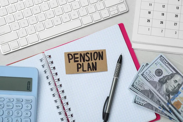 Tarjeta Con Palabras Plan Pensiones Billetes Calculadora Cuaderno Mesa Oficina — Foto de Stock