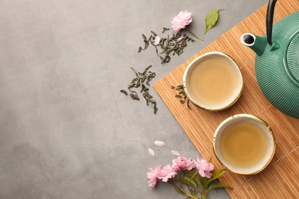 Tradycyjna Ceremonia Kubki Parzonej Herbaty Czajniczek Kwiaty Sakura Szarym Stole — Zdjęcie stockowe