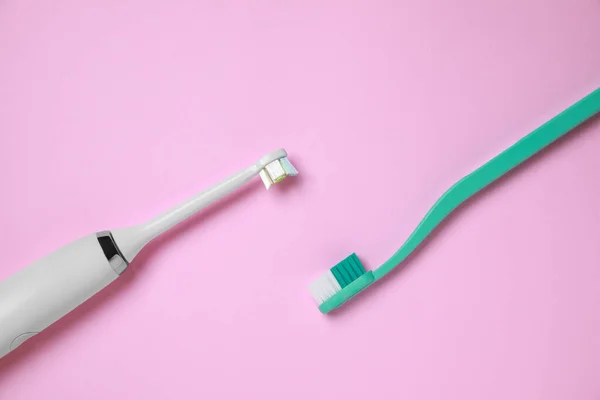 Elektryczne Plastikowe Szczoteczki Zębów Różowym Tle Płaskie Układanie — Zdjęcie stockowe