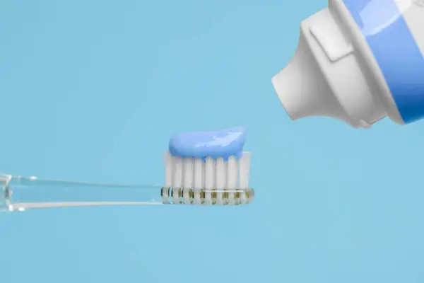 Escova Dentes Elétrica Com Pasta Fundo Azul Claro Close — Fotografia de Stock