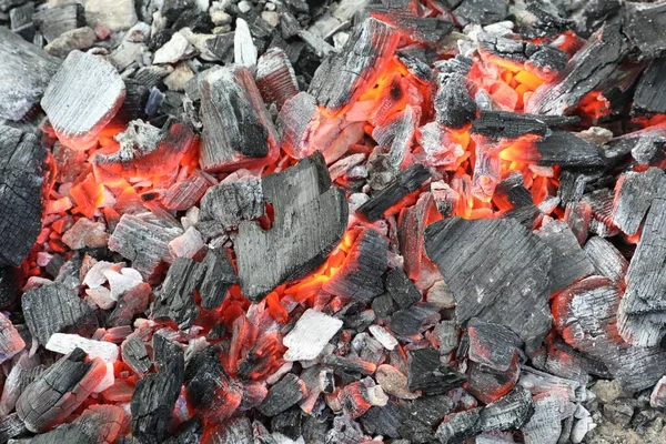 연기를 피우는 석탄을 배경으로 클로즈업으로 바라봄 — 스톡 사진