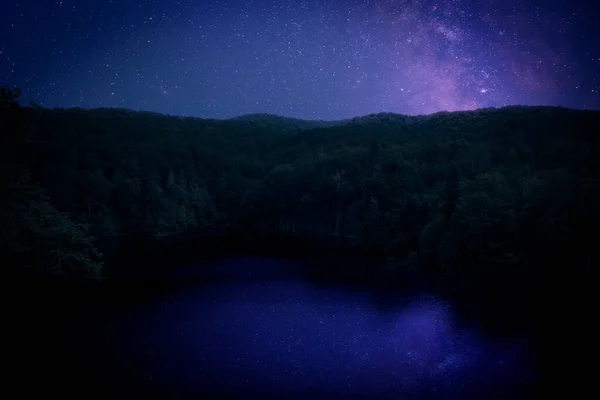 Εκπληκτικός Έναστρος Ουρανός Που Αντανακλάται Στη Λίμνη Όμορφο Νυχτερινό Τοπίο — Φωτογραφία Αρχείου