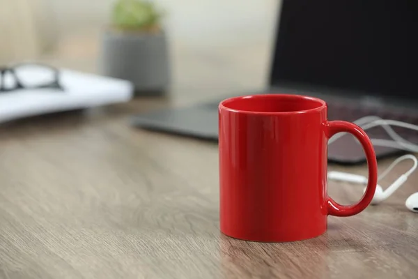 Çerideki Ahşap Masada Kırmızı Seramik Bardak Dizüstü Bilgisayar Metin Için — Stok fotoğraf